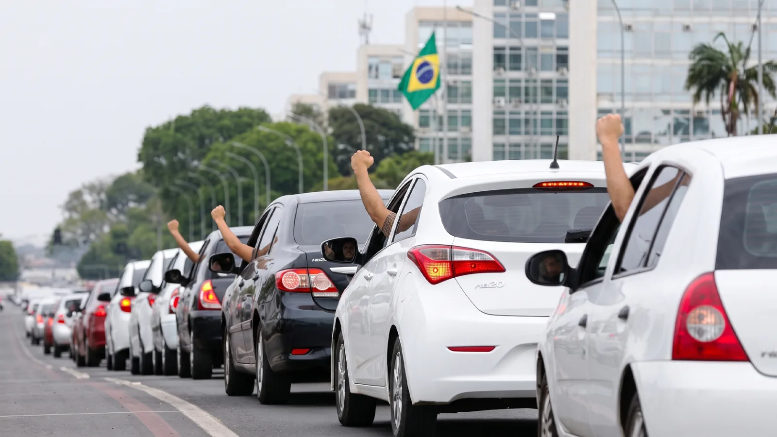Fotografia de motoristas de aplicativo reunidos em uma manifestação por melhorias trabalhistas.