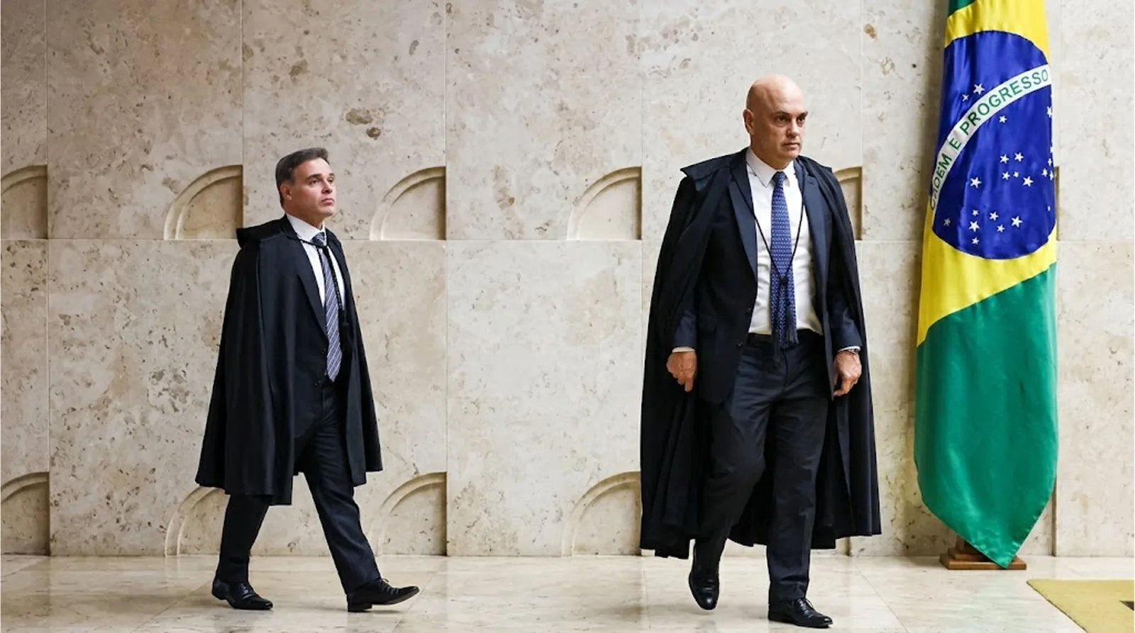 André Mendonça e Alexandre de Moraes durante sessão do Supremo Tribunal Federal.