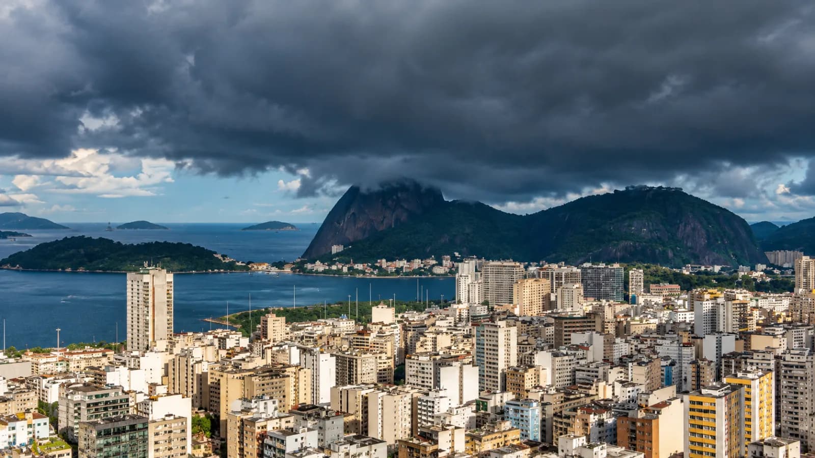 Nuvens carregadas sobre o Rio de Janeiro durante previsão de tempestade