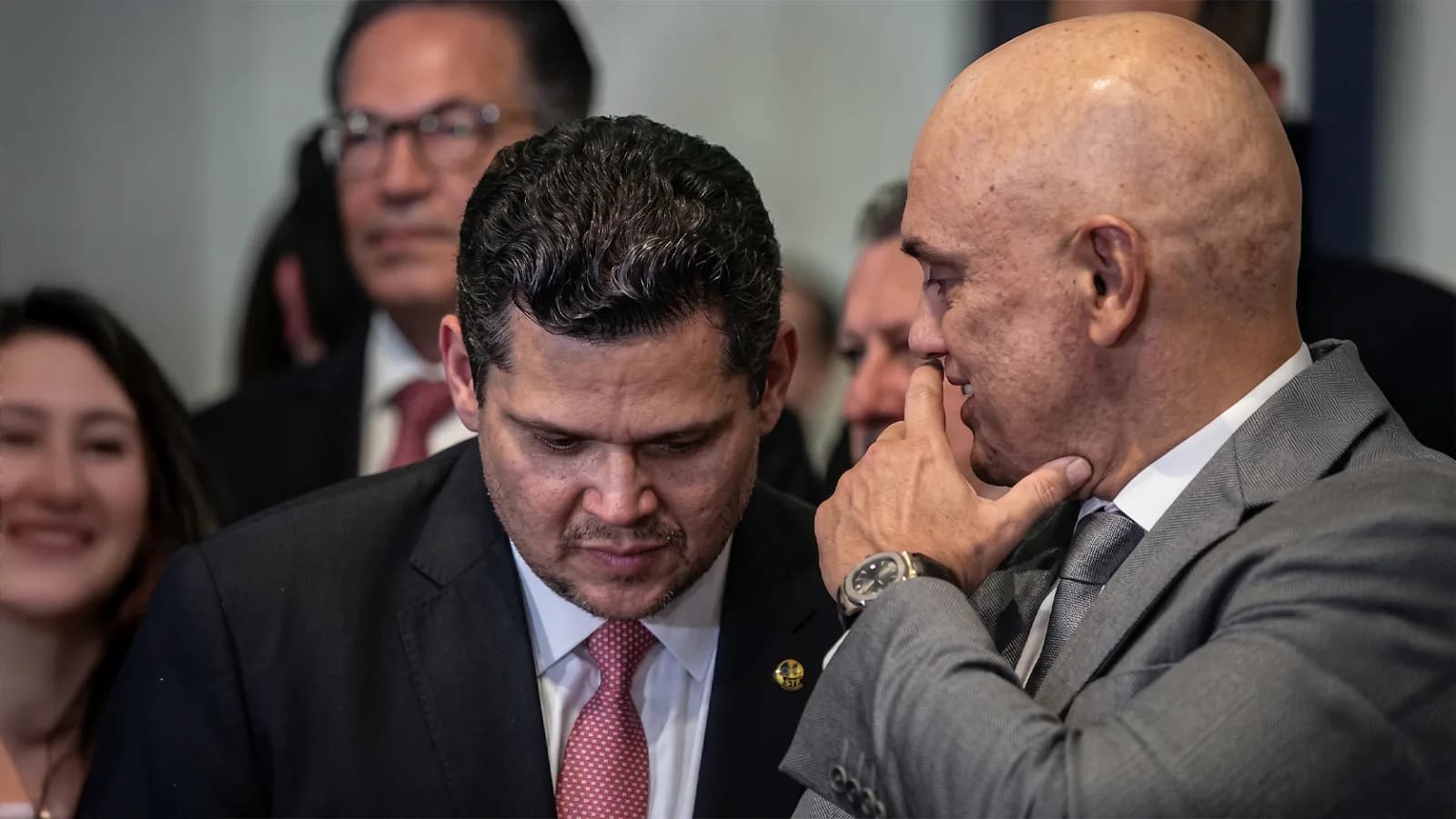 Davi Alcolumbre durante sessão do Senado em meio à crise envolvendo Alexandre de Moraes e o Banco Master