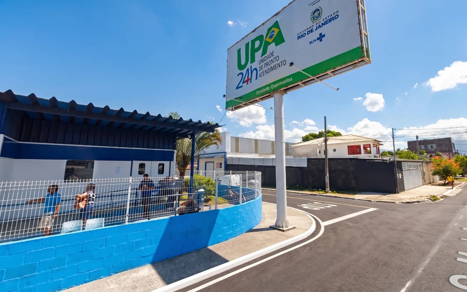 Movimentação de moradores e agentes de segurança após confronto na comunidade São Simão, em Queimados